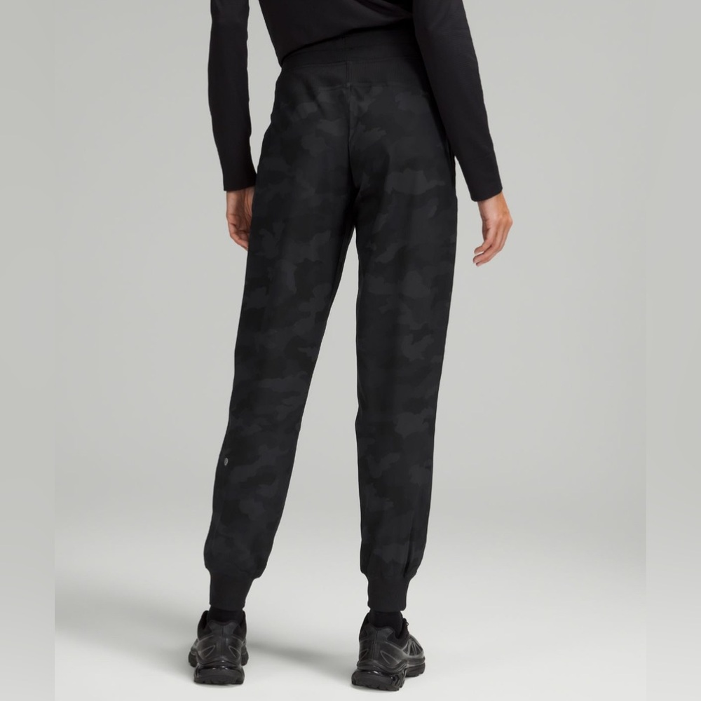 Lululemon on the fly jogger
